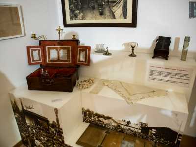 Concludiamo il nostro tour con un oggetto molto singolare: l�altare di guerra del cappellano militare Antonio Bellomo, esposto con la lettera di donazione da parte della sua famiglia